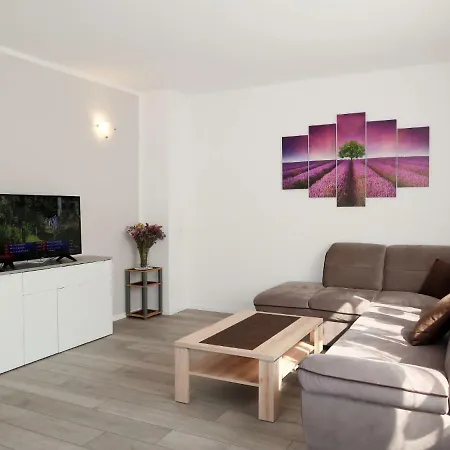Haus Mate 100s Apartment Split